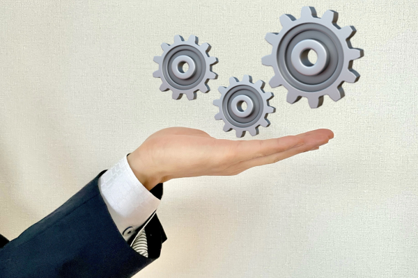 手と歯車の画像